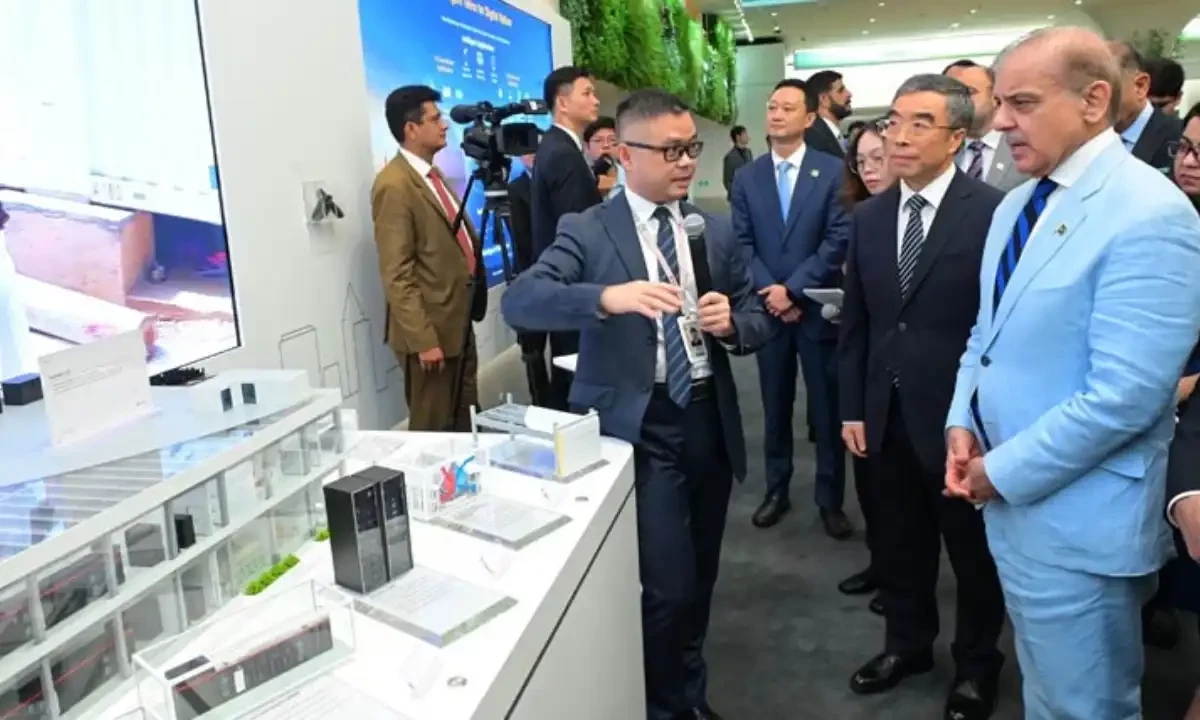 وزیراعظم کا ہواوے ہیڈکوارٹرز کا دورہ، پاکستان میں سرمایہ کاری کو وسعت دینے کی ترغیب