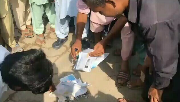 نوشہرہ میں بجلی کی لوڈ شیڈنگ کیخلاف احتجاج: پرویز خٹک اور شہری کے مابین سخت جملوں کا تبادلہ