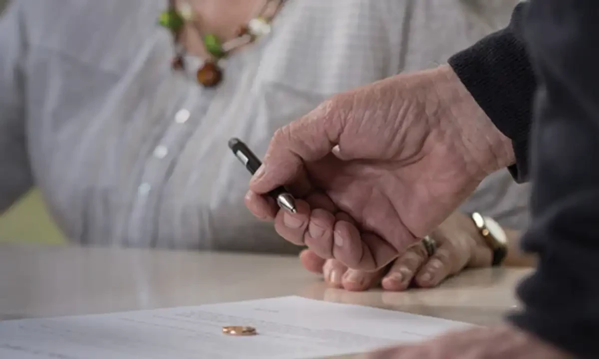 ’اس نے کہا وہ کیپٹن ہے لیکن ڈرائیور نکلا‘، سوشل میڈیا پر بننے والے رشتے اکثر دھوکہ نکلتے ہیں