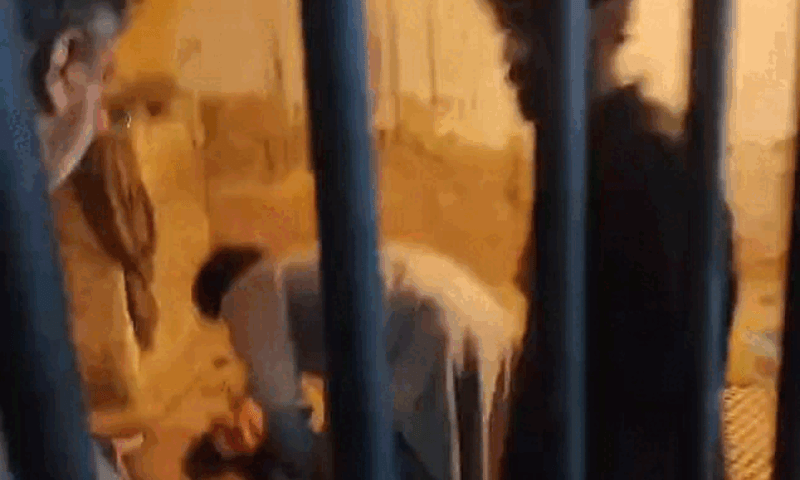 لاڑکانہ میں لا قانونیت کی انتہا: ایس ایچ او کے بیٹا کا لاک اپ میں طلبا پر تشدد