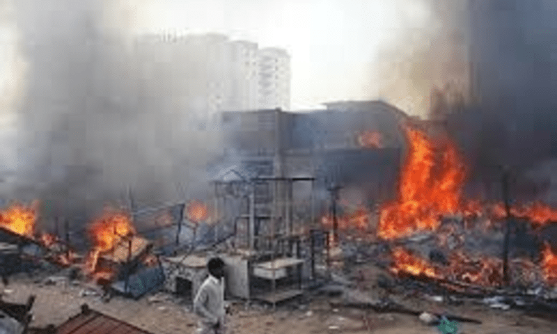 پشاور: گلبرگ نوتھیہ میں آگ لگنے سے 40 سےزائد دکانیں، کیبن جل کر راکھ