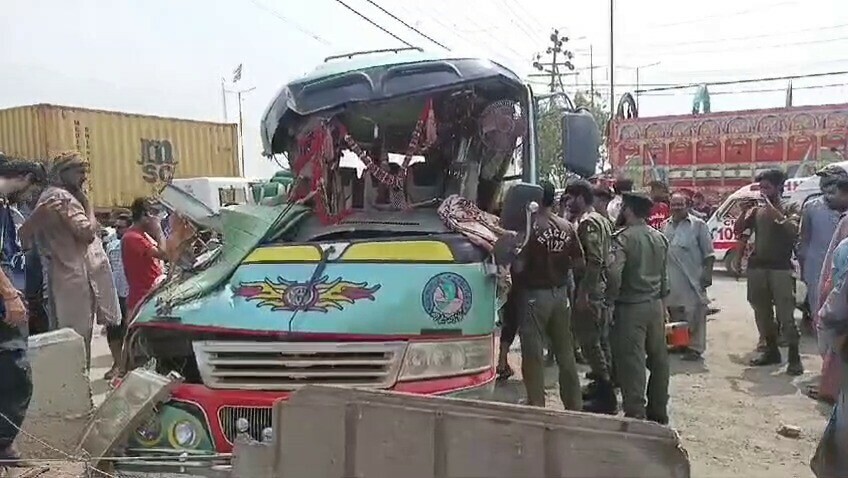 کراچی: پکنک پر جانے والی کوسٹر کو حادثہ، ایک ہی خاندان کے 7 افراد جاں بحق