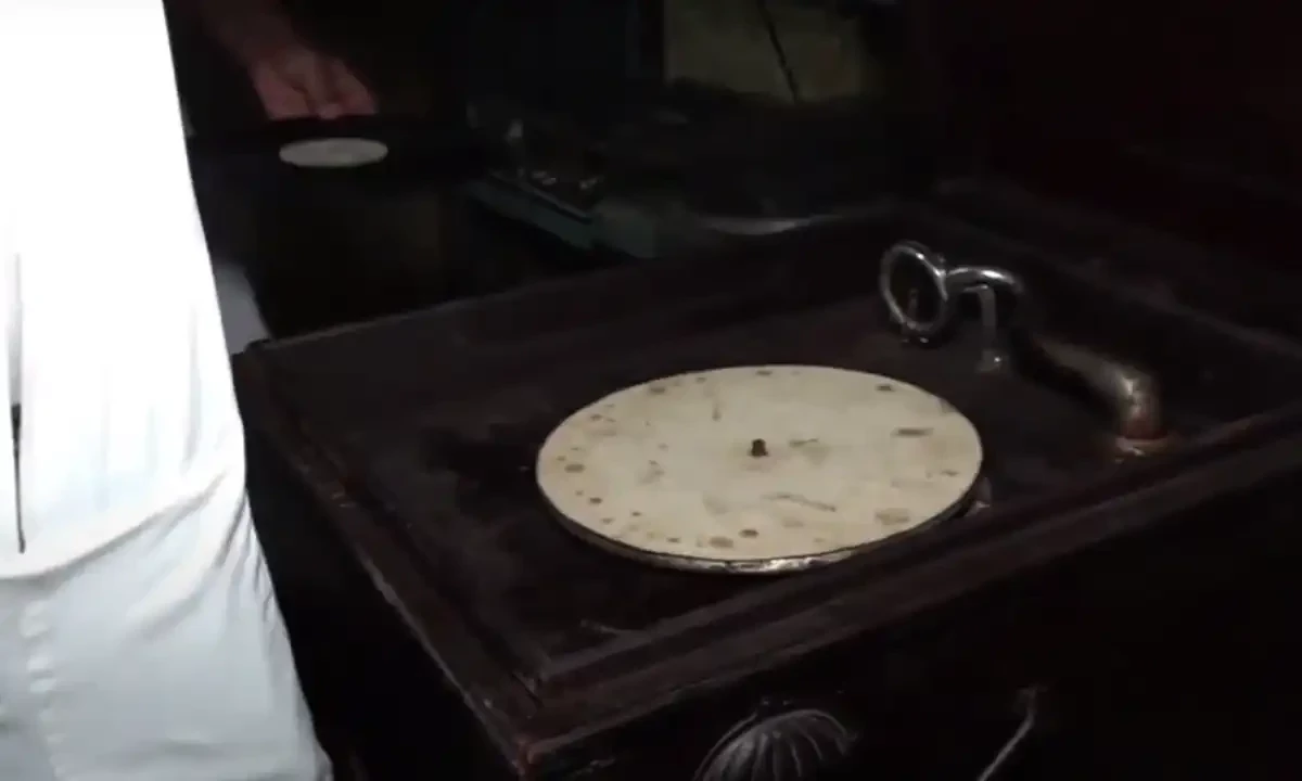 پشاور کی چھوٹی سی دکان، جہاں سو سال پرانے گرامو فونز آج بھی اصل حالت میں محفوظ