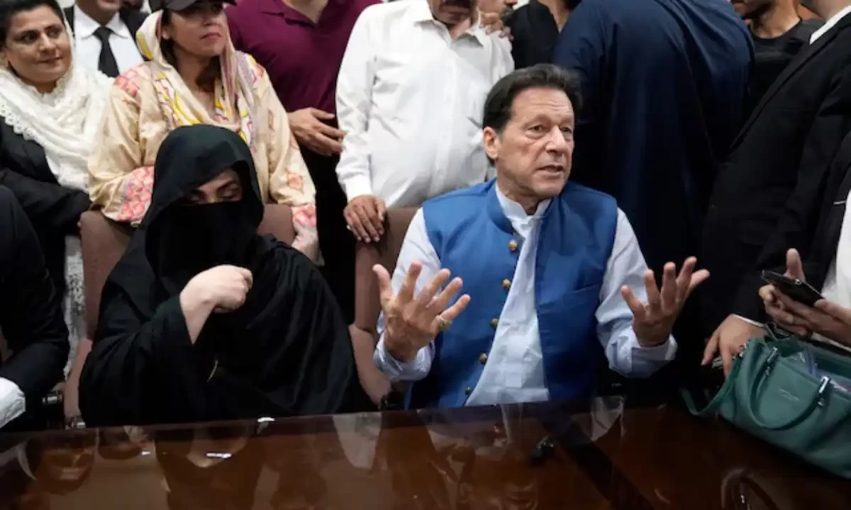 عدت کیس میں سزائیں معطل: کیا عمران خان اور بشریٰ بی بی جیل سے رہا ہوسکیں گے؟