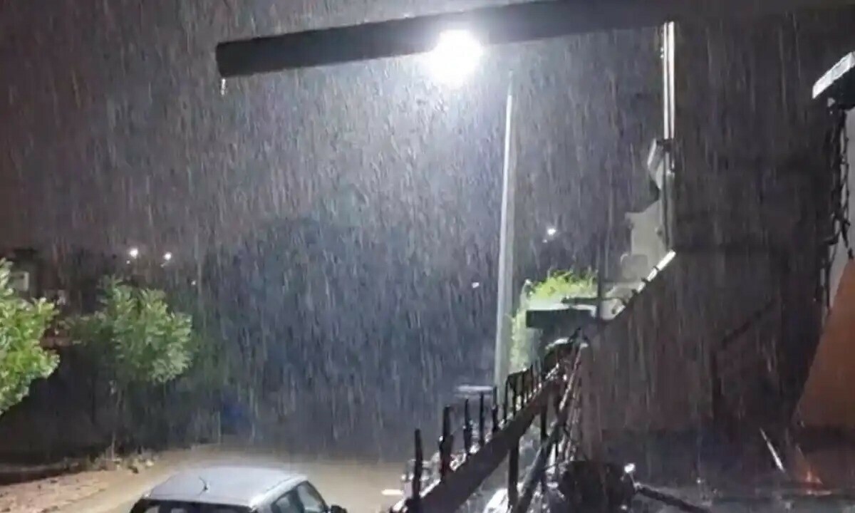 طاقتور مون سون ہواؤں کی کراچی میں دھواں دھار انٹری، مختلف علاقوں میں تیز بارش شروع