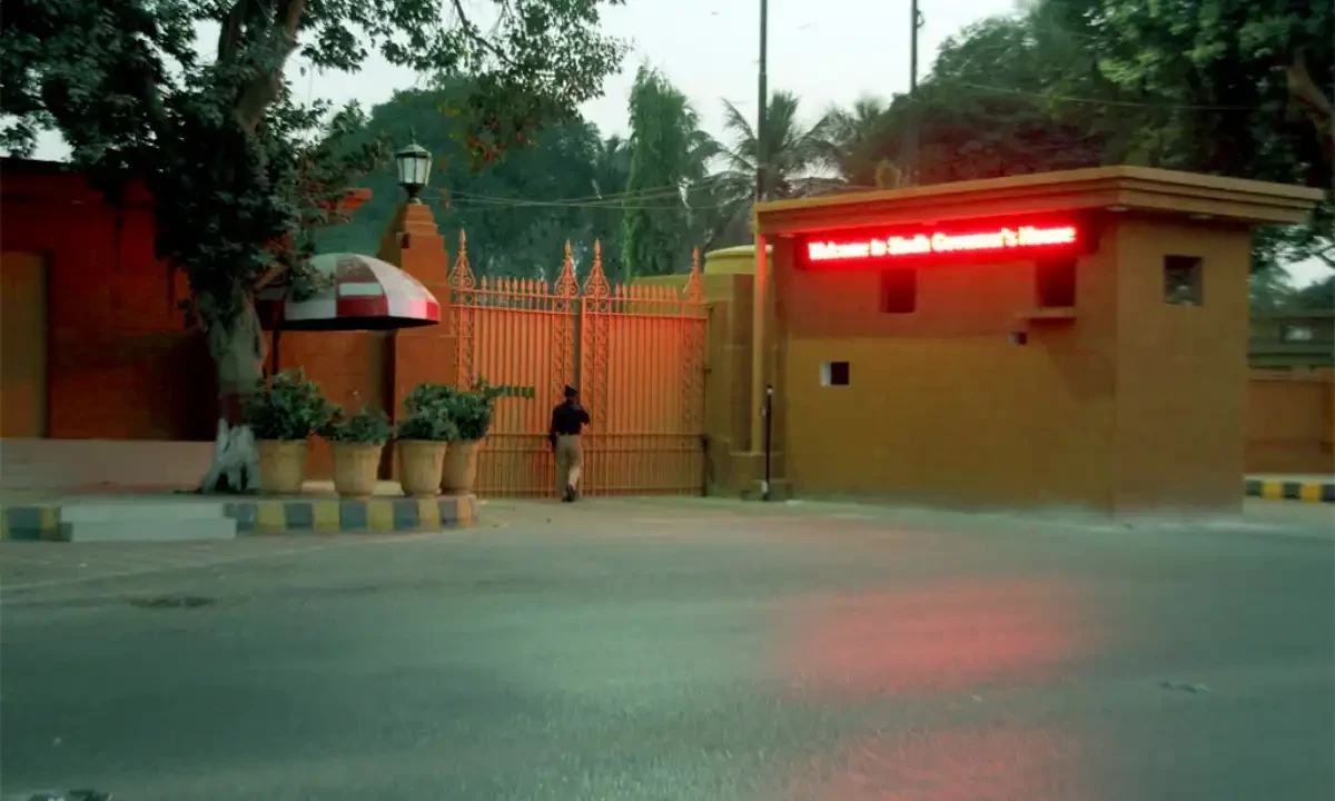 Karachi resident tries to set himself on fire outside Governor House