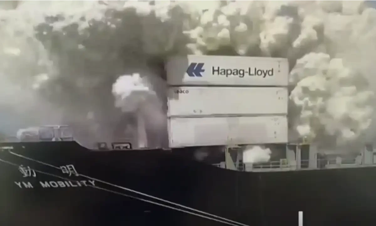 کنٹینر شپ میں دھماکا، چین کی بندرگاہ لرز کر رہ گئی