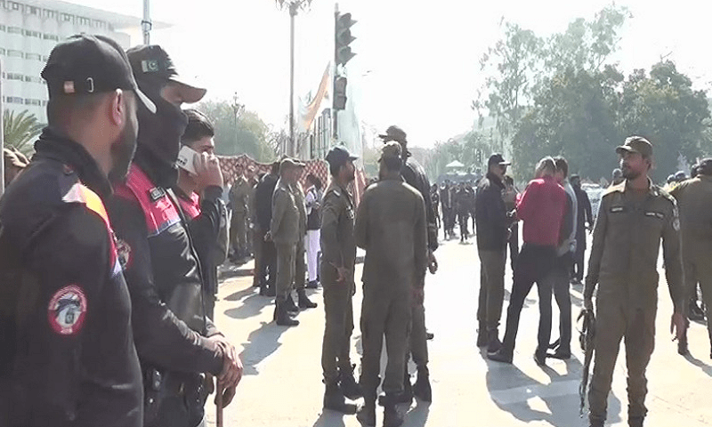 پولیس نے پنجاب اسمبلی کے سامنے اپوزیشن کی جانب سے آزادی کی تقریب کی کوشش ناکام بنا دی