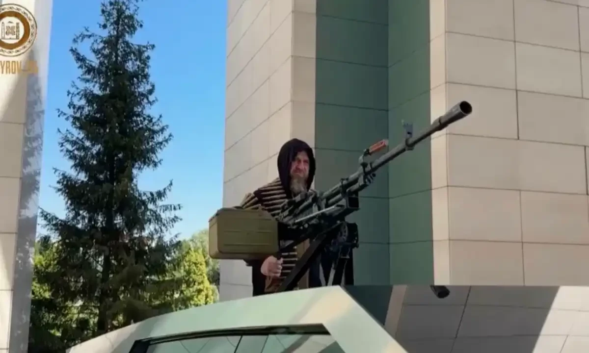 چیچن لیڈر رمضان قادروف توپ والا ٹیسلا ٹرک چلانے لگے