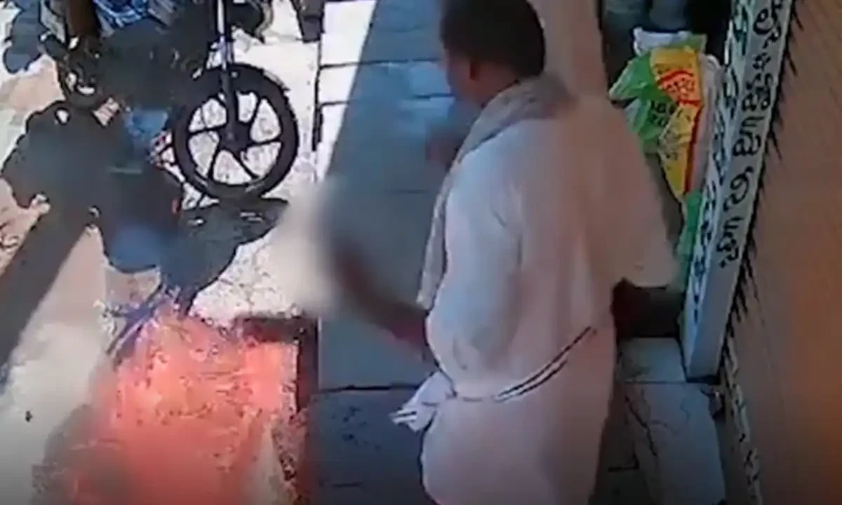 بیڑی سُلگانے والے نے جلتی تیلی سڑک پر پھیلے پیٹرول پر پھینک دی