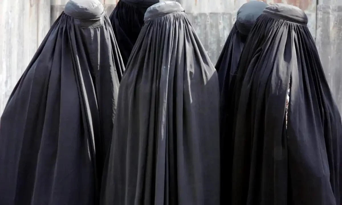 خواتین کو چھیڑنے والا 4 رکنی برقع پوش گینگ گرفتار