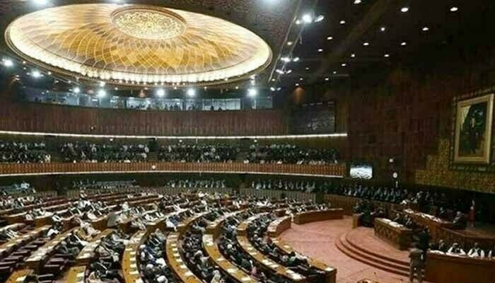 قومی اسمبلی اجلاس: پروڈکشن آرڈرز پر پی ٹی آئی کے گرفتار 10 ارکان کو پارلیمنٹ ہاؤس پہنچا دیا گیا