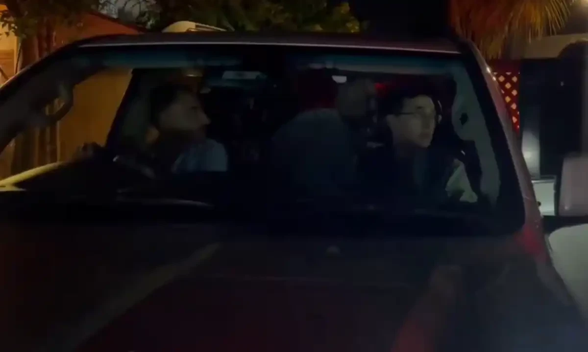 آخری گھڑیوں میں منانے کی کوششیں، حکومت اور اپوزیشن کی مولانا فضل الرحمان کے گھر آنیاں جانیاں