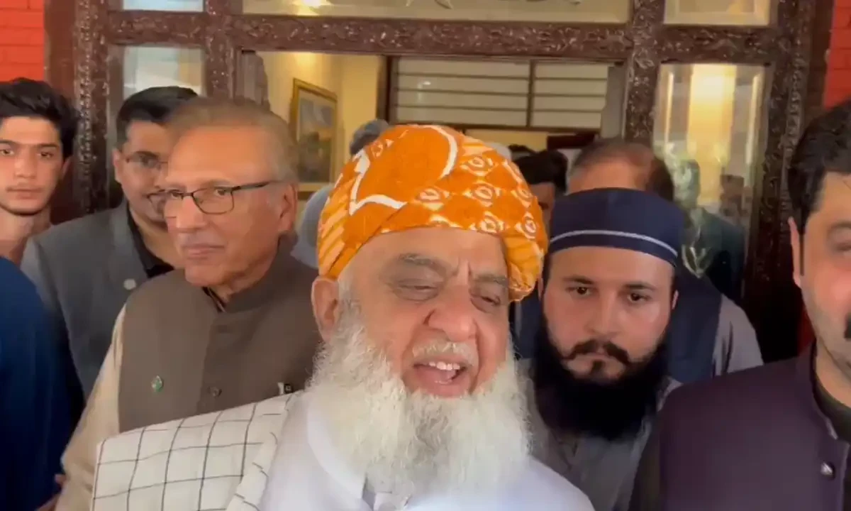 فضل الرحمان نے آئینی ترامیم کا مسودہ مکمل مسترد کردیا، منانے کیلئے حکومت کی سر توڑ کوششیں