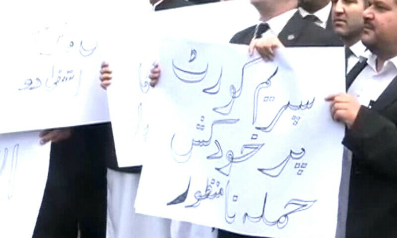 پی ٹی آئی وکلا کا سپریم کورٹ کے باہر احتجاج