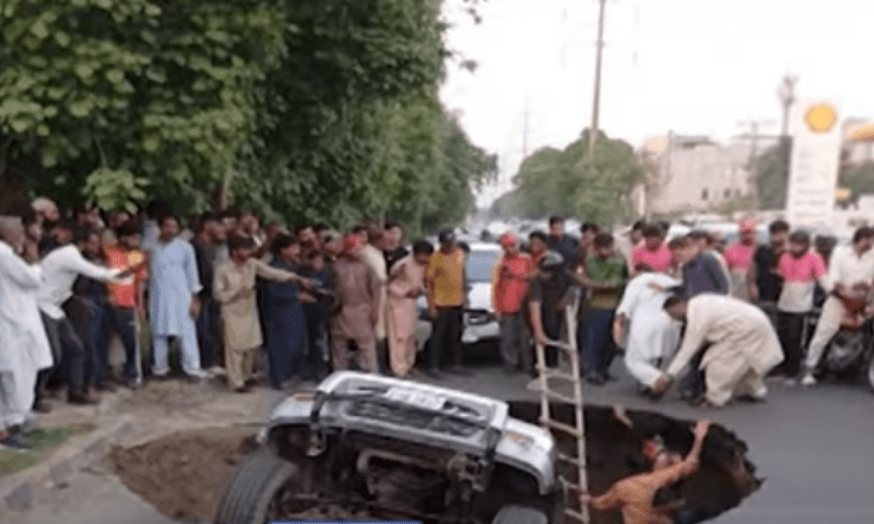 جوہر ٹاون میں سڑک پر پڑے گہرے گڑھے میں گاڑیاں جا گریں