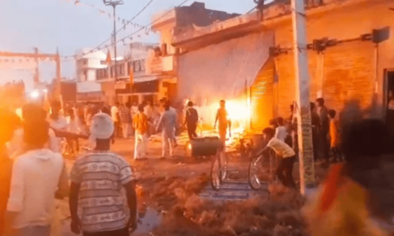 بھارت میں ہندو مسلم فساد، ایک ہلاک، 30 گرفتار