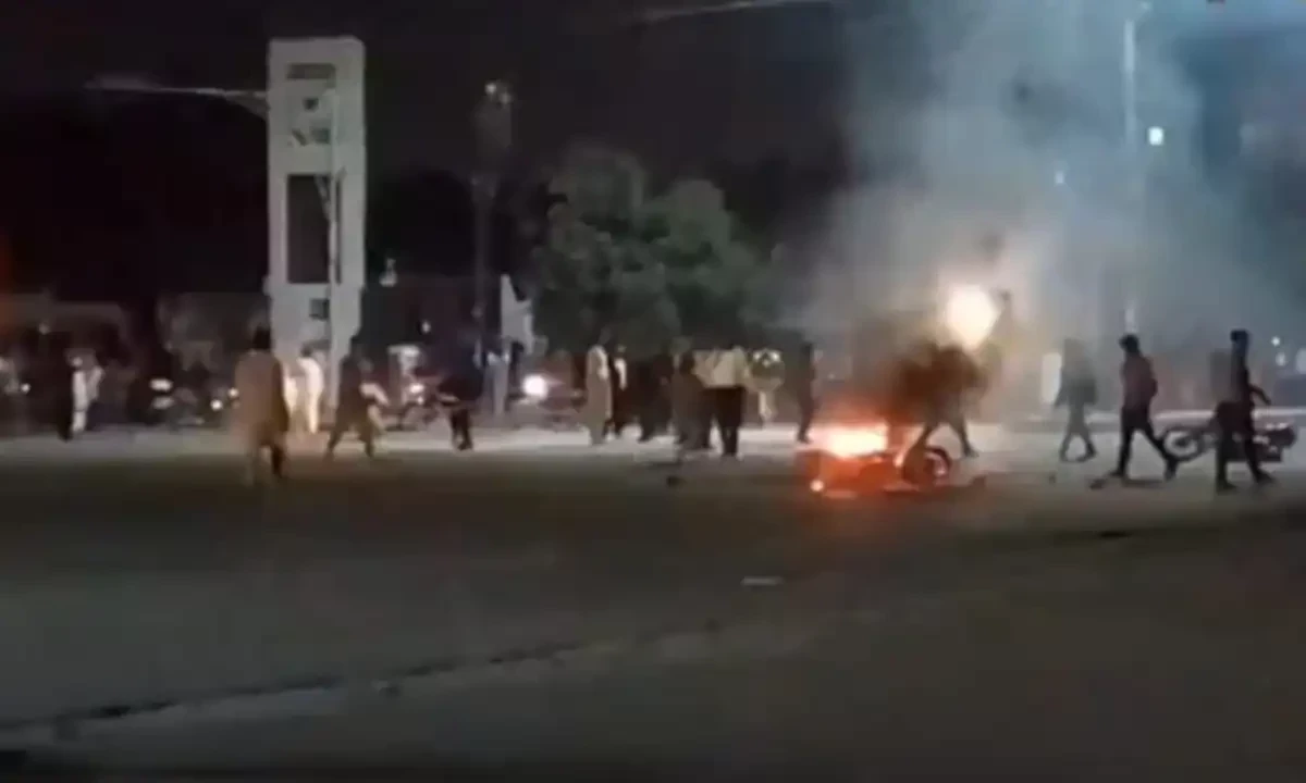 کراچی میں وکلا کا احتجاج، شہریوں سے تصادم میں موٹر سائیکل نذر آتش