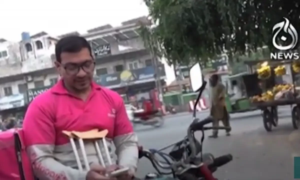 قومی ہیرو فوڈ ڈلیوری کا کام کرنے پر مجبور