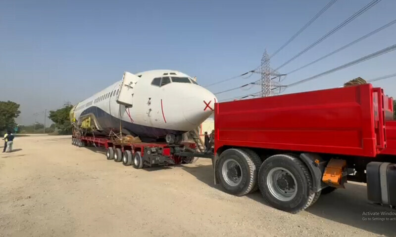 ملکی تاریخ میں پہلی بار جہاز کی بذریعہ سڑک حیدرآباد منتقلی، موٹر وے پر کیوں رُک گیا