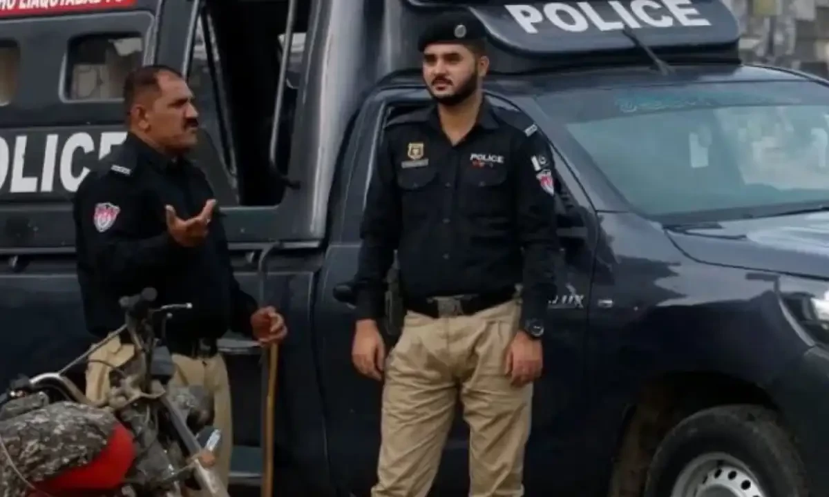 لڑکی کا چکر، چلتی لگژری گاڑیوں میں سوار بااثر افراد کی ایک دوسرے پر فلمی انداز میں فائرنگ