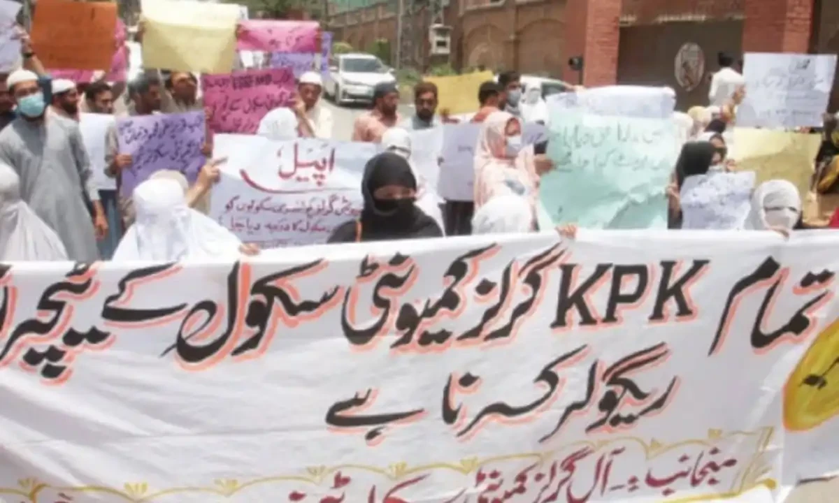 خیبر پختونخوا: احتجاج پر بیٹھے سرکاری اساتذہ کو معطل کرنے کا فیصلہ