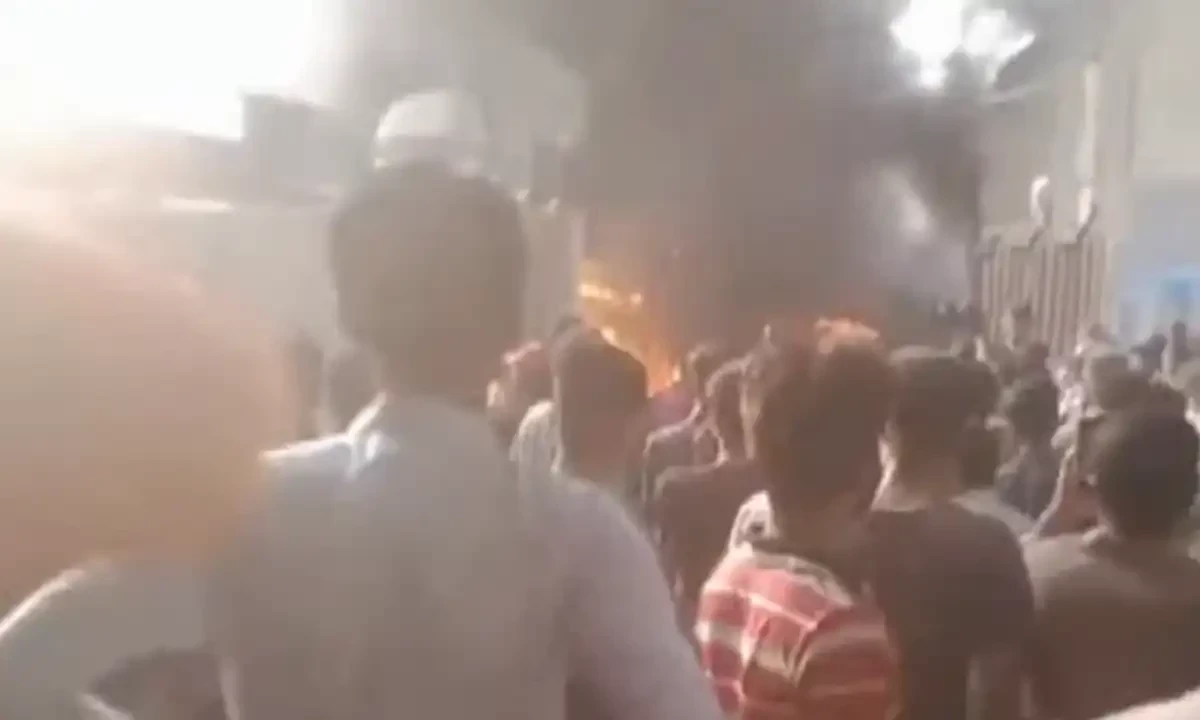 کراچی: رینجرز ہیڈ کوارٹر کے قریب گھر میں لگنے والی آگ نے قریبی فیکٹری کو لپیٹ میں لے لیا