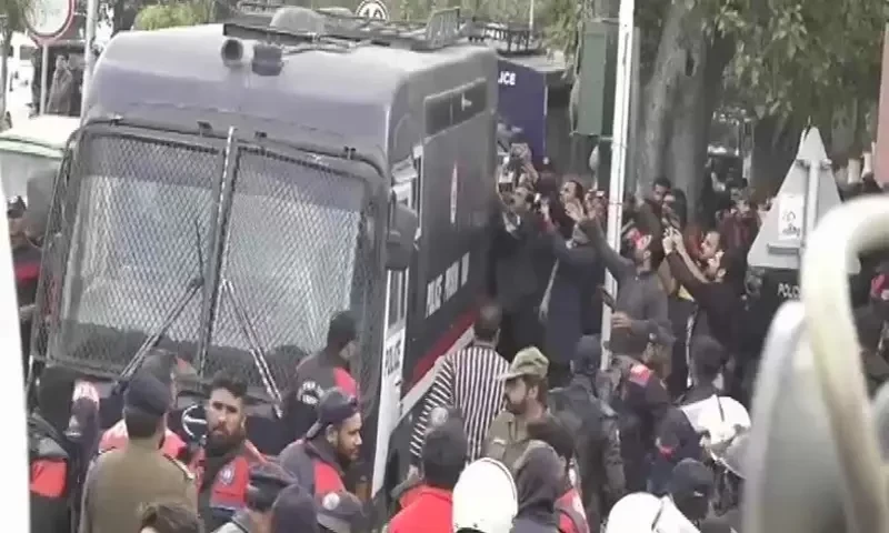 عدالت کے باہر پی ٹی آئی حامی وکلا کی ہنگامہ آرائی، ’گرفتار کارکنوں کو رہا کروالیا‘