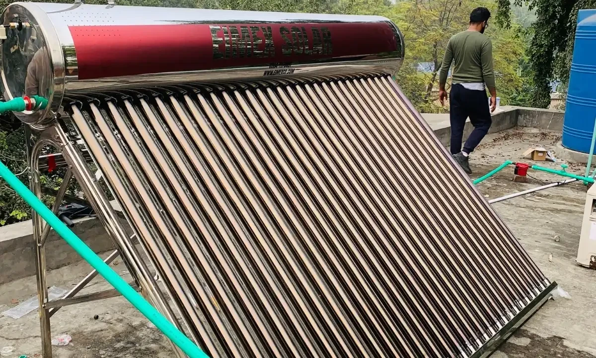 سردیوں میں گیس بندش کا حل، سولر واٹر ہیٹر سے مشکل ختم