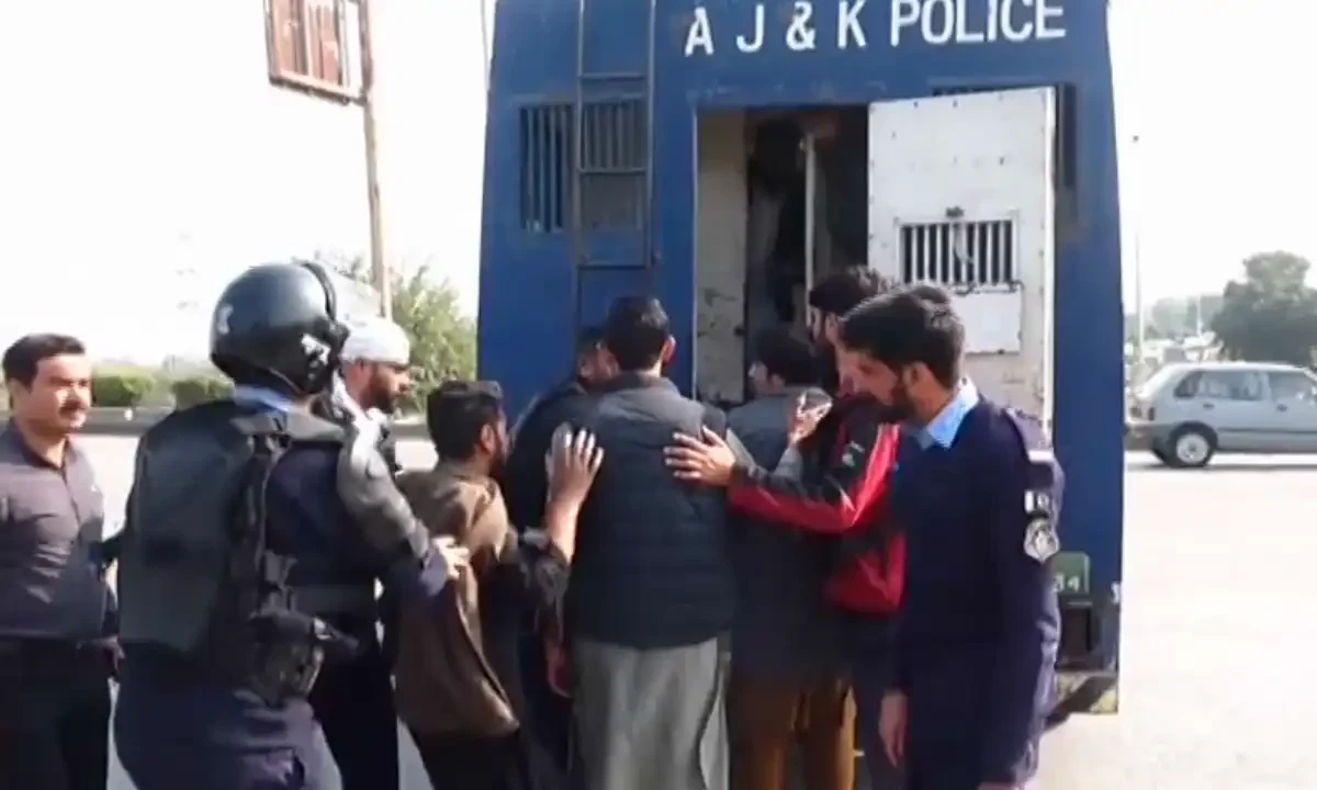 اسلام آباد میں اب تک 1520 پی ٹی آئی کارکن گرفتار، ایکسپریس وے میدان جنگ، ڈی چوک تاحال پرسکون