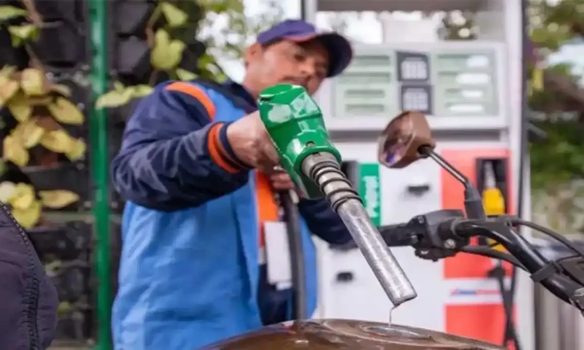 حکومت نے پیٹرولیم مصنوعات کی قیمتوں میں اضافہ کر دیا