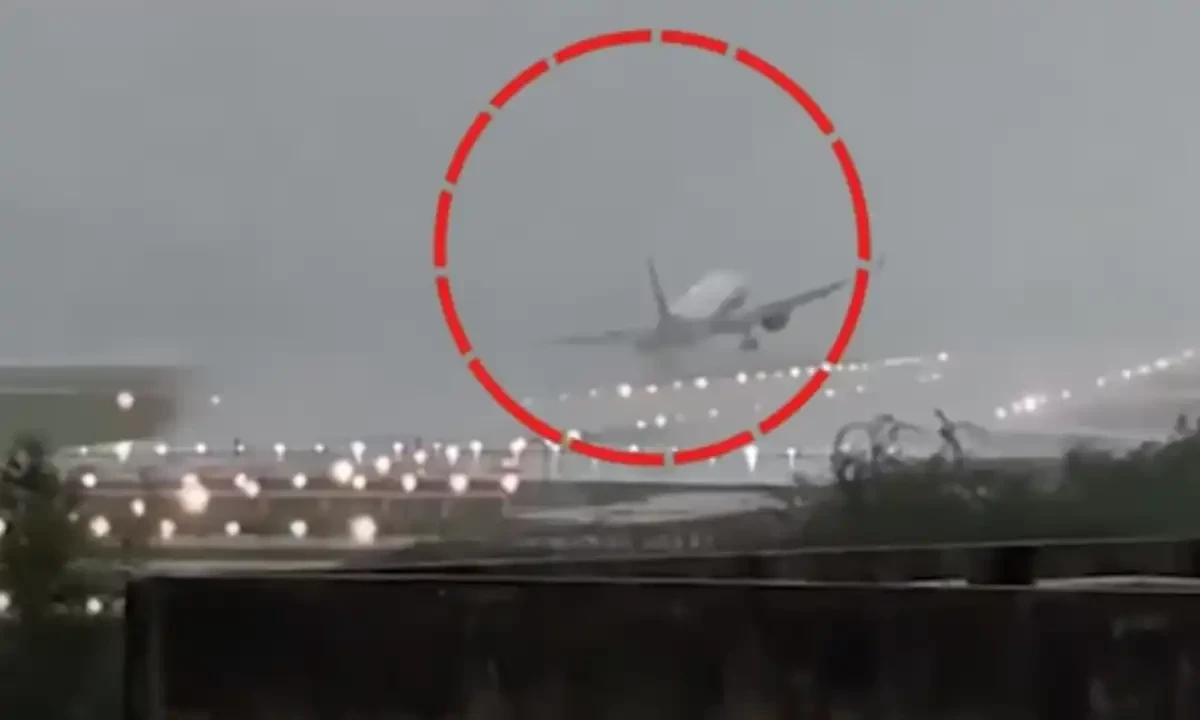 بھارت میں طیارہ حادثے سے بال بال بچ گیا