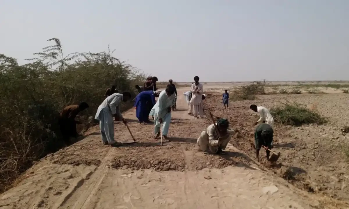 سندھ کا عجیب توہم پرست گاؤں جہاں کرسی اور چارپائی پر بیٹھنے کی اجازت نہیں، وجہ کیا ہے؟