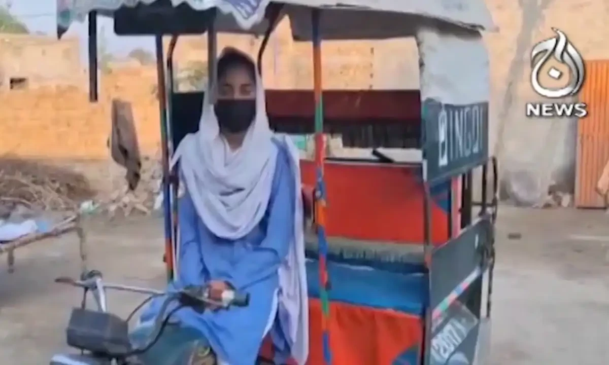 باپ کی شفقت سے محروم طالبہ رکشہ چلا کر اپنے اہل خانہ کا پیٹ پالنے لگی