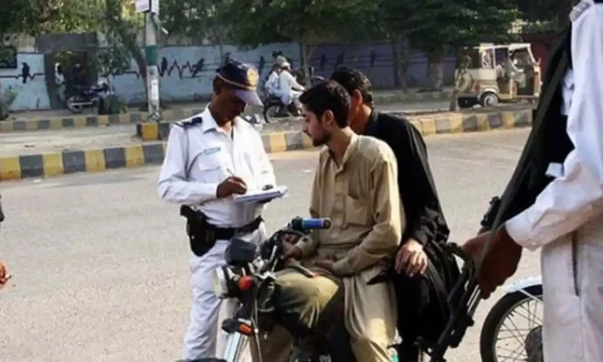 کراچی ٹریفک پولیس نے چار لاکھ ٹریفک چالان کے کروڑوں روپے غائب کردئے