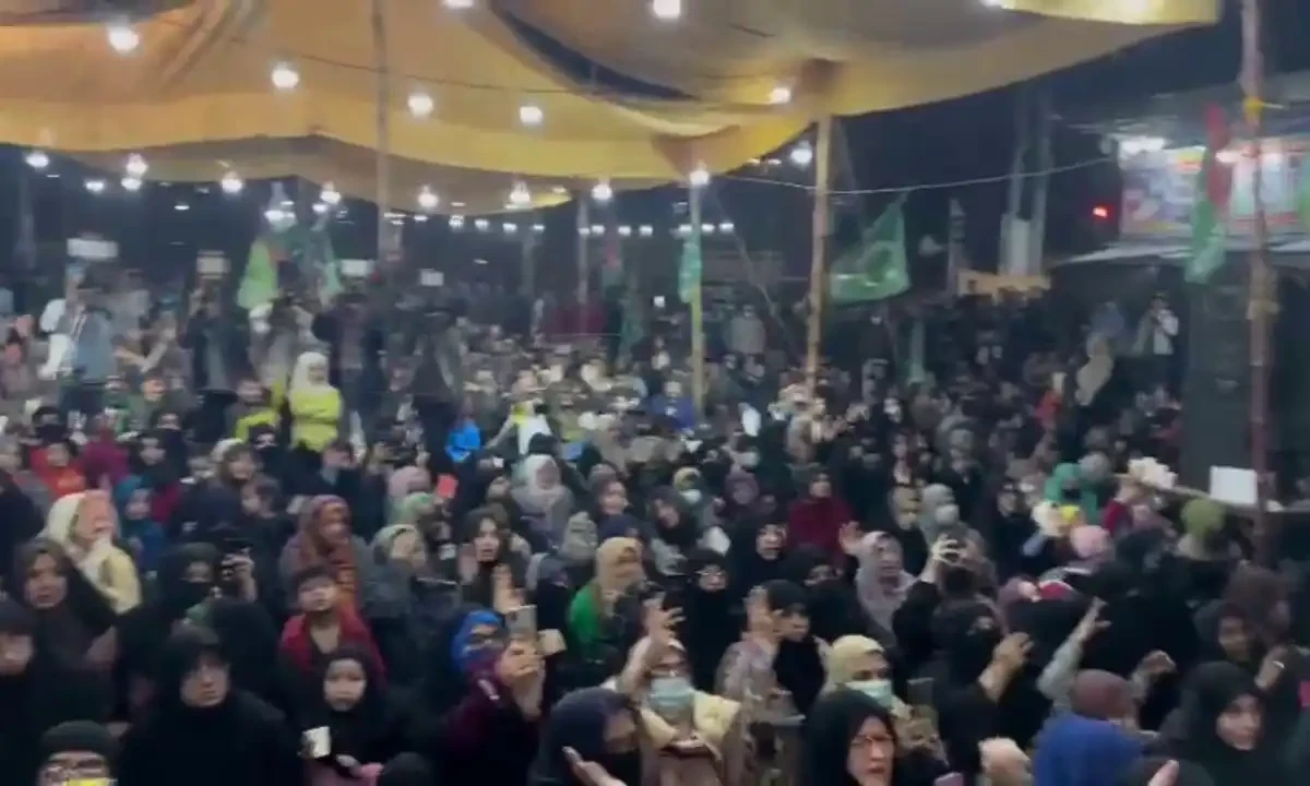 Protesters during a sit-in in Karachi for Parachinar victims on December 31, 2024. Screengrab via Aaj News Protesters during a sit-in in Karachi for Parachinar victims on December 31, 2024. Screengrab via Aaj News
