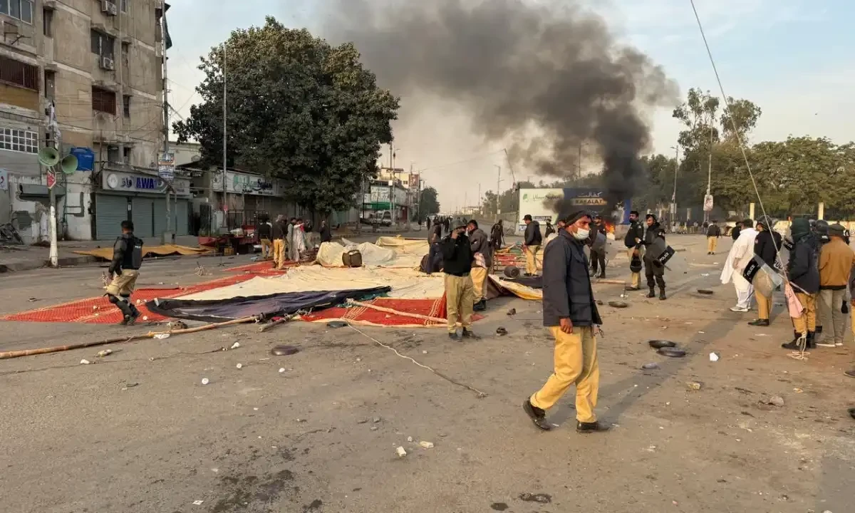 Sindh policemen remove the tents placed on road by protesters at Numaish Chowrangi in Karachi on December 31, 2024. Photo via Aaj News