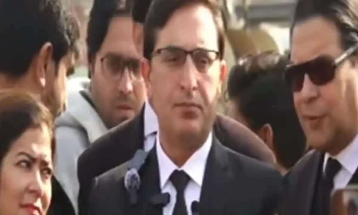 190 ملین پاؤنڈ کیس کا فیصلہ مؤخر ہونا کسی ڈیل کا حصہ نہیں، بیرسٹر گوہر