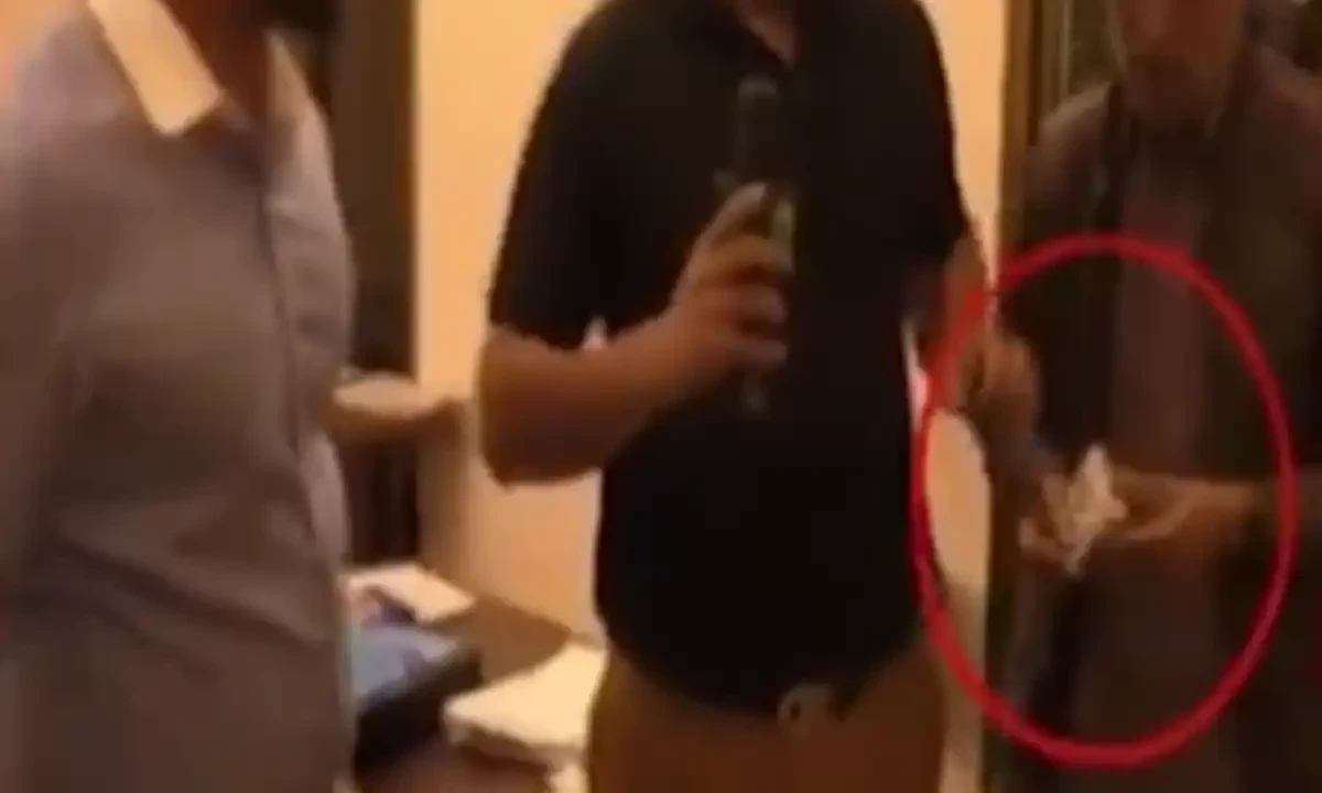 آج نیوز کی ٹیم ٹارگٹ کا ڈی سی آفس میں اسٹنگ آپریشن، مکروہ دھندا بے نقاب