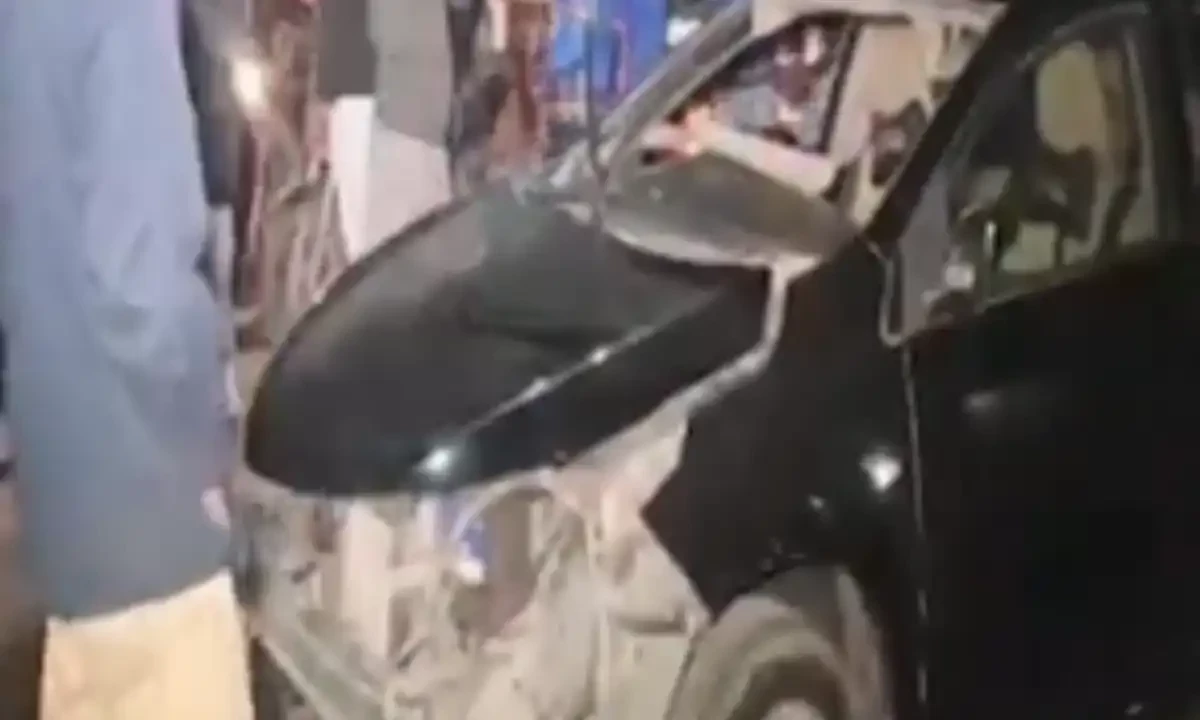 ڈرفٹنگ کرتی کار سوزوکی سے جا ٹکرائی، 6 بچوں سمیت 18 افراد زخمی، ایک جاں بحق