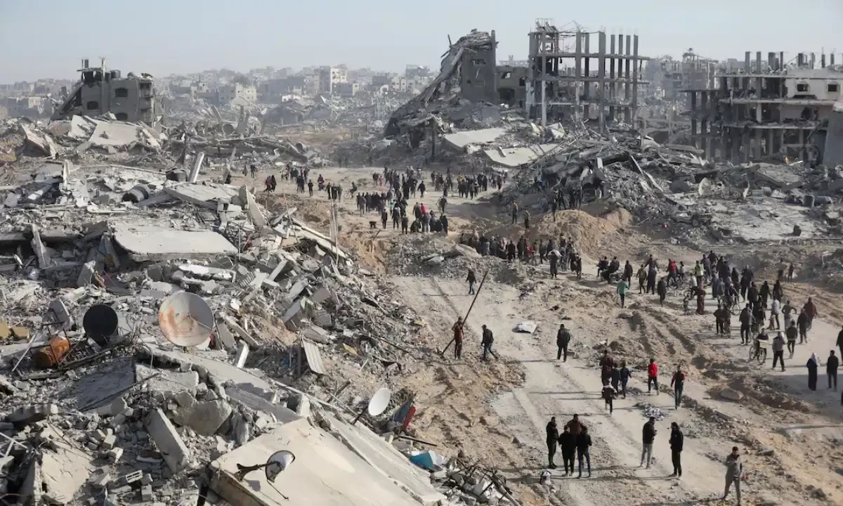 Displaced Palestinians walk past the rubble as they attempt to return to their homes in the northern Gaza Strip, January 19, 2025. Photo via Reuters