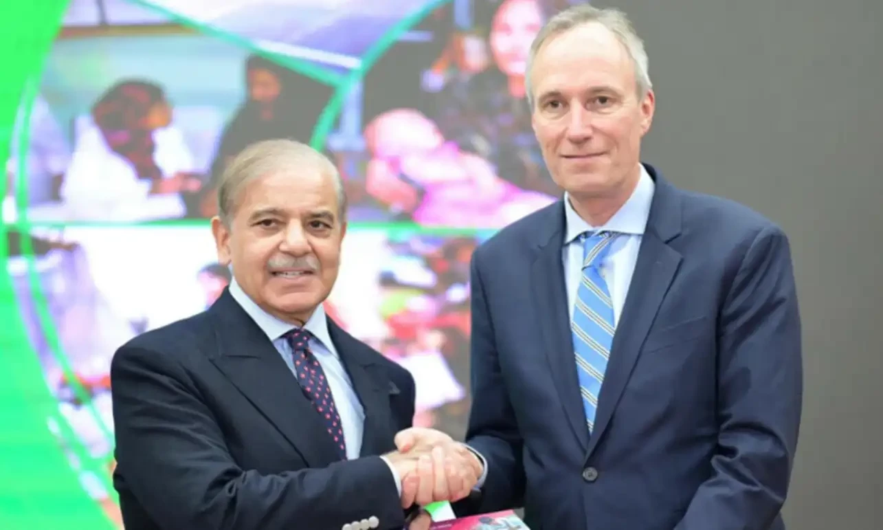 Prime Minister Shehbaz Sharif (left) receiving a copy of the World Bank’s Country Partnership Framwork for Pakistan from Martin Raiser, Vice-President World Bank for South Asia, at a ceremony in Islamabad on January 23, 2025. PID Prime Minister Shehbaz Sharif (left) receiving a copy of the World Bank’s Country Partnership Framwork for Pakistan from Martin Raiser, Vice-President World Bank for South Asia, at a ceremony in Islamabad on January 23, 2025. PID