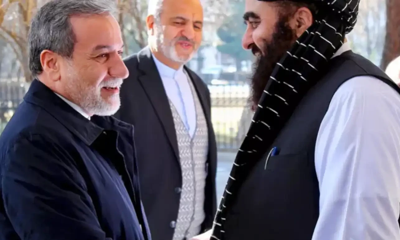 Iranian Foreign Minister Abbas Araghchi (L) shakes hands with his Afghan counterpart Amir Khan Muttaqi (R) in Kabul. AFP