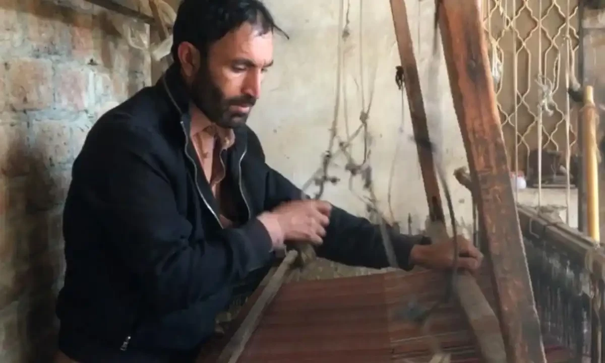 بہاولنگر میں کھڈی پر کپڑا بنانے کی قدیمی روایت آج بھی برقرار