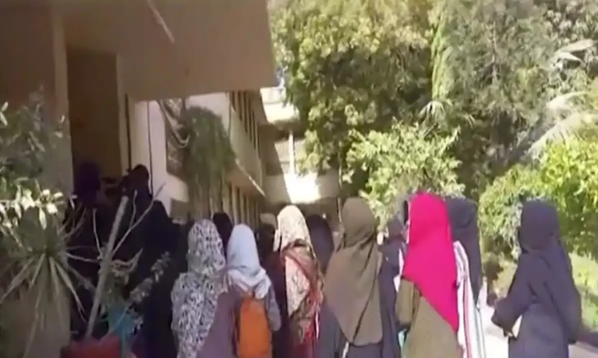 کراچی: طالبات کی فیس لیکر فرار ہونے والے کالج سپرٹینڈنٹ نے زہر پی لیا