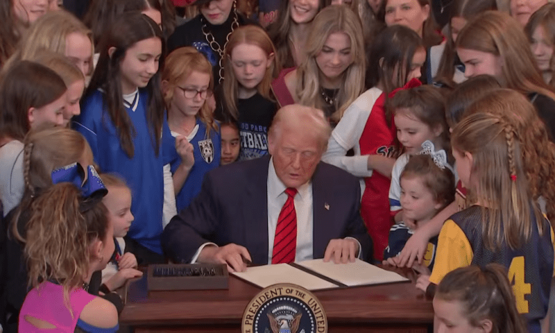 ٹرمپ کے خواتین کے کھیلوں اور ٹیموں سے ٹرانس جینڈر کو خارج کرنے کے ایگزیکٹو آرڈر پر دستخط