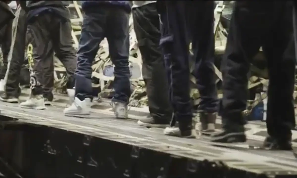 امریکہ نے ڈی پورٹ بھارتیوں کو 40 گھنٹے ہتھکڑیاں بیڑیاں لگا کر طیارے میں بٹھایا