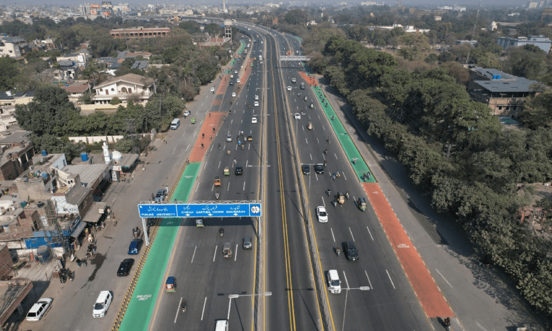 لاہور میں جدید طرز کے بائیکر لین کا تعمیراتی کام مکمل، سائیکل اور موٹر سائیکل سواروں کیلئے الگ راستہ مختص