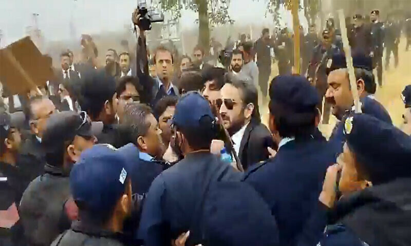 ججز تعیناتیوں اور 26ویں ترمیم کیخلاف وکلا کا احتجاج، جسٹس منصور، جسٹس منیب اخترکا اجلاس سے بائیکاٹ