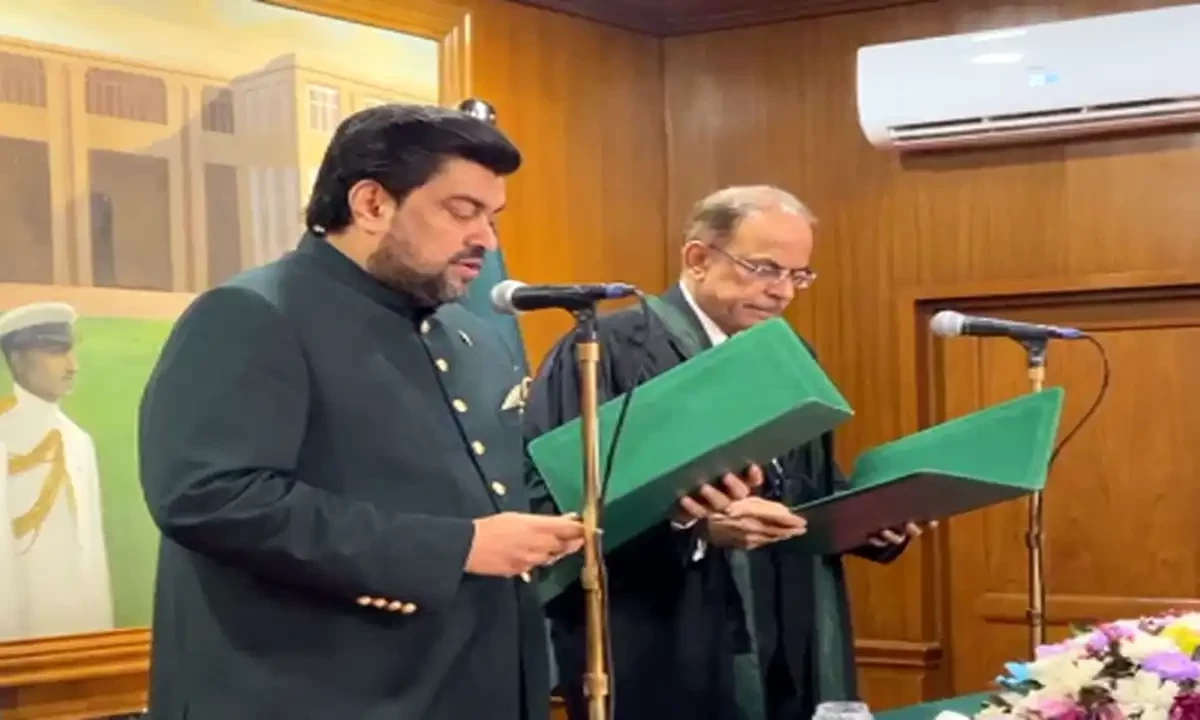 Sindh Governor Kamran Khan Tessori administers the oath of office to Justice Muhammad Junaid Ghaffar in Karachi on February 14, 2025. Radio Pakistan